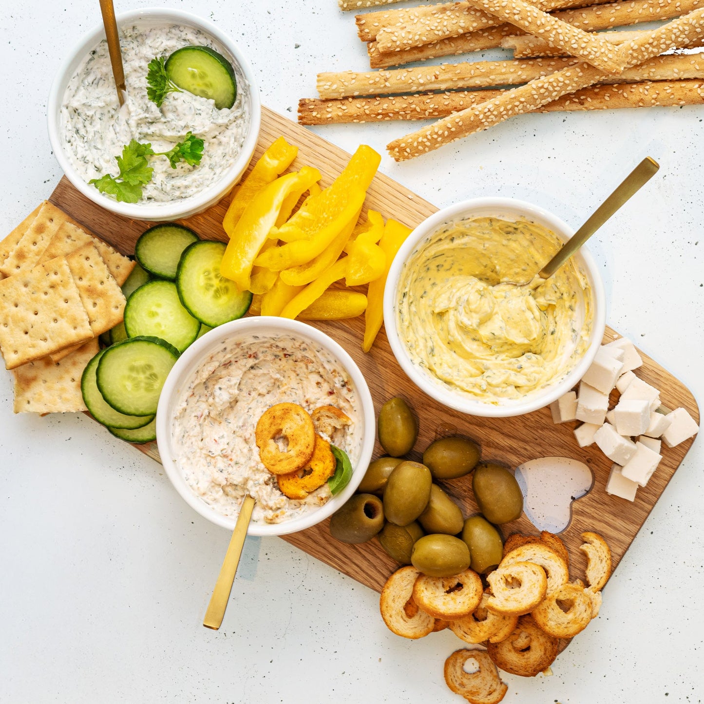 mango dip angerührt auf einem snackbord